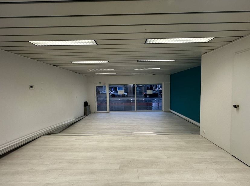 Deze commerciële ruimte is gelegen op een uitstekende centrumlocatie langs de Europalaan 91 in Genk. De Europalaan is één van de belangrijkste assen v