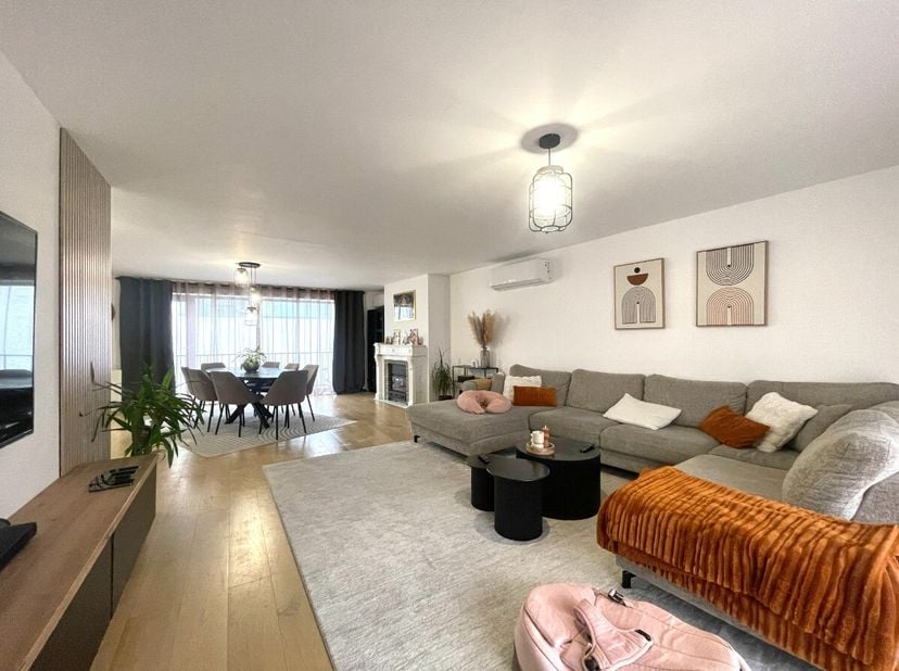 À vendre : maison spacieuse au centre de Rekkem, située dans un quartier résidentiel. Cette maison offre un agencement confortable avec quatre chambre