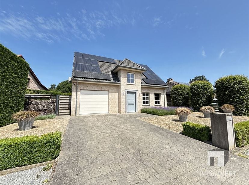 Deze charmante gezinswoning in Paal beschikt over drie slaapkamers, een aangename tuin met zwemvijver en speeltuig en biedt alles wat een gezin nodig