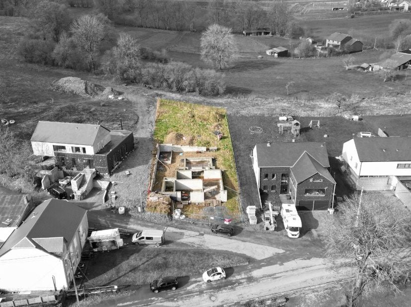ERA B-LUX stelt deze bouwgrond van 10,33 are voor, ideaal gelegen in het charmante dorp Marbay, in een rustige en gegeerde verkaveling. Dankzij de zui