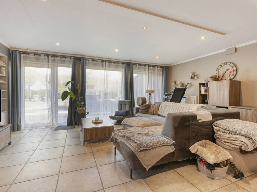 Près du centre de Sint-Kruis/Assebroek (Maalse Steenweg) et à deux pas du centre-ville de Bruges, cet appartement remarquablement spacieux (130 m2 de