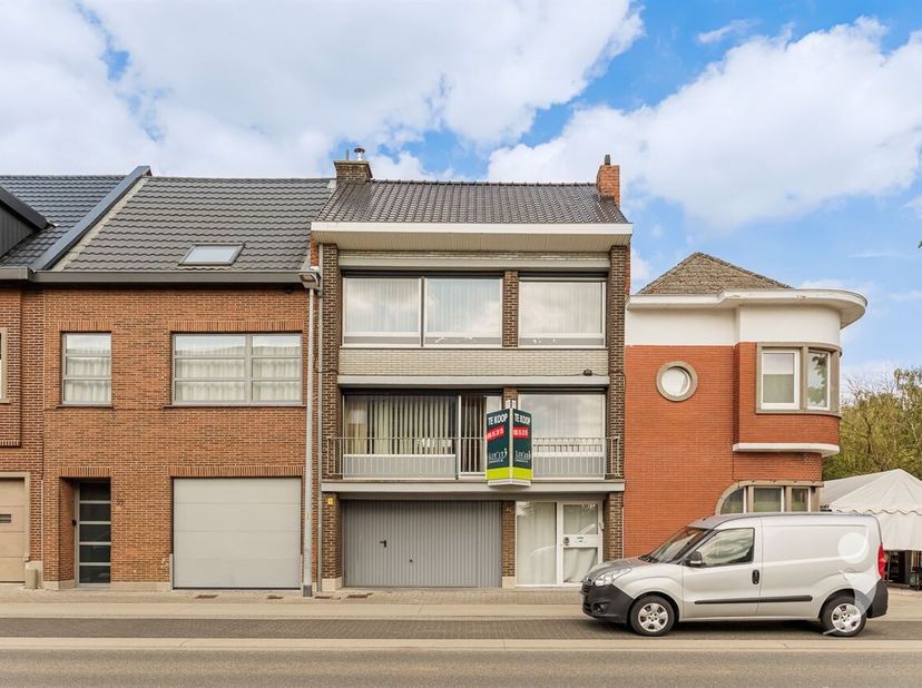 Bent u op zoek naar een bijzonder ruime stadswoning met karakter, potentieel én een unieke buitenruimte? Dan is deze verrassend ruime woning misschien