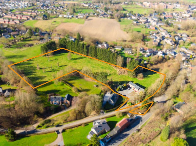 Située dans un écrin de verdure, à proximité de toutes les commodités, cette vaste propriété (+/- 305m² daprès PEB) bénéficiant d'une parcelle de terr