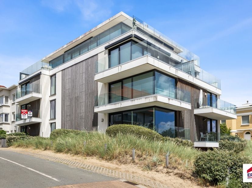 Te koop: modern appartement in Sint-Idesbald (Koksijde), op een steenworp van de zee en de duinen. Gebouwd in 2019, biedt dit appartement een eigentij