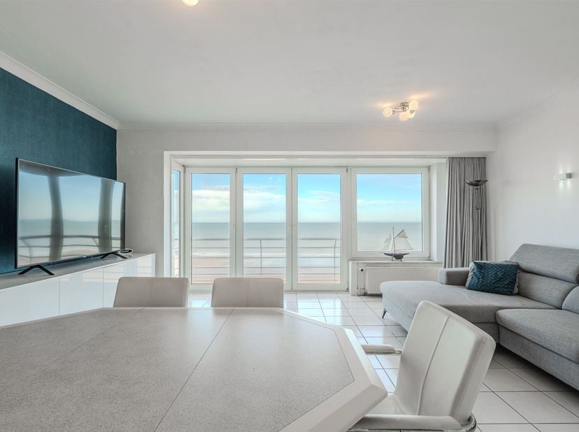 Te koop: zeer ruim appartement met frontaal zeezicht in residentie Martiny.<br />
Gelegen op de 9de verdieping geniet dit appartement van een adembene