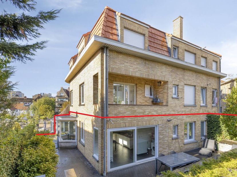 Cet appartement entièrement rénové de la petite résidence Gimini bénéficie d'un excellent emplacement à La Panne. Situé à quelques pas du centre-ville