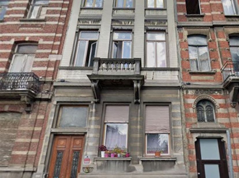 Espace Immo Brussels presenteert, in de wijk Tour en Taxi, dit prachtige kavel van 2 erkende eenheden: een studio van +/- 35 m² en een appartement met