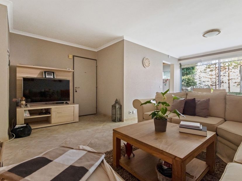 Journée portes ouvertes le 14 mars de 11h à 12h<br />
Appartement de plain-pied de 3 chambres à coucher avec garage !<br />
<br />
Emplacement :<br