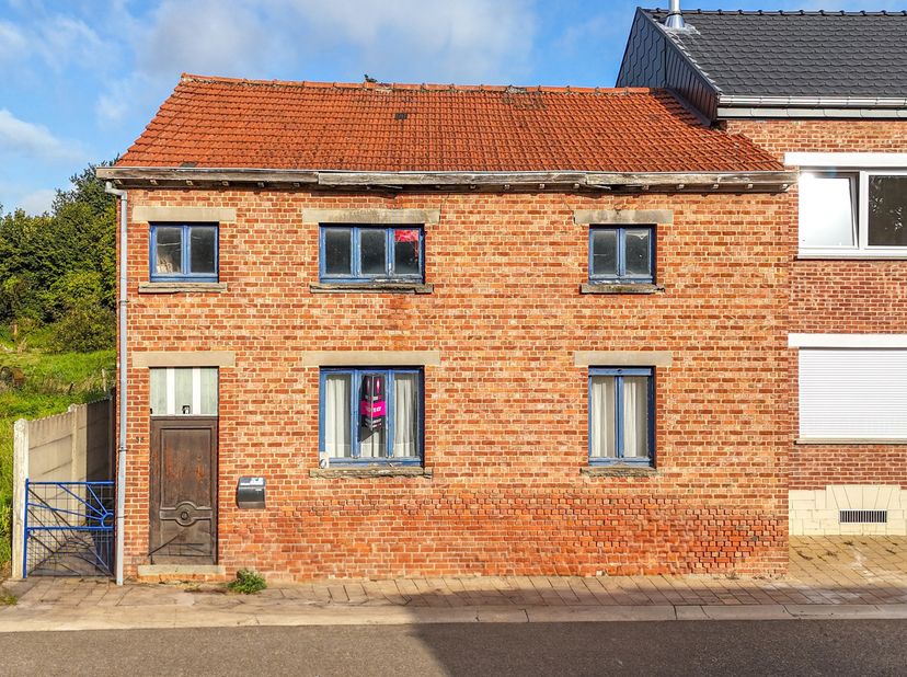 Op zoek naar een woning waar je volledig je eigen stempel op kan drukken? Deze te renoveren woning op 410 m² biedt je de ideale kans! Dankzij de rusti