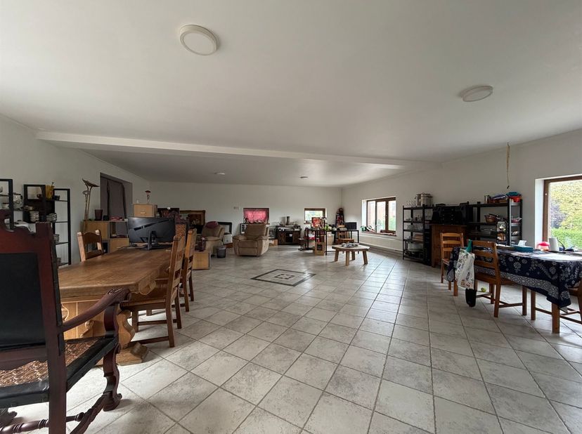 MCA IMMOBILIER vous présente ce grand appartement 3 chambres situé à Méan. Il se compose comme suit : un hall d'entrée avec buanderie au rez-de-chauss
