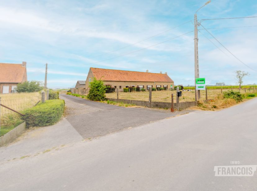 Rêvez-vous d'habiter à la campagne avec beaucoup d'espace et de nombreuses possibilités ? Alors cette ferme à rénover située dans le paisible hameau d