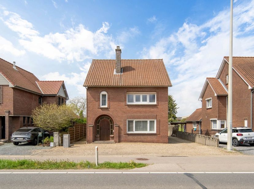 Deze charmante vrijstaande woning is gelegen op een perceel van 9are14ca. De woning beschikt over 3 ruime slaapkamers en kan volledig naar eigen smaak