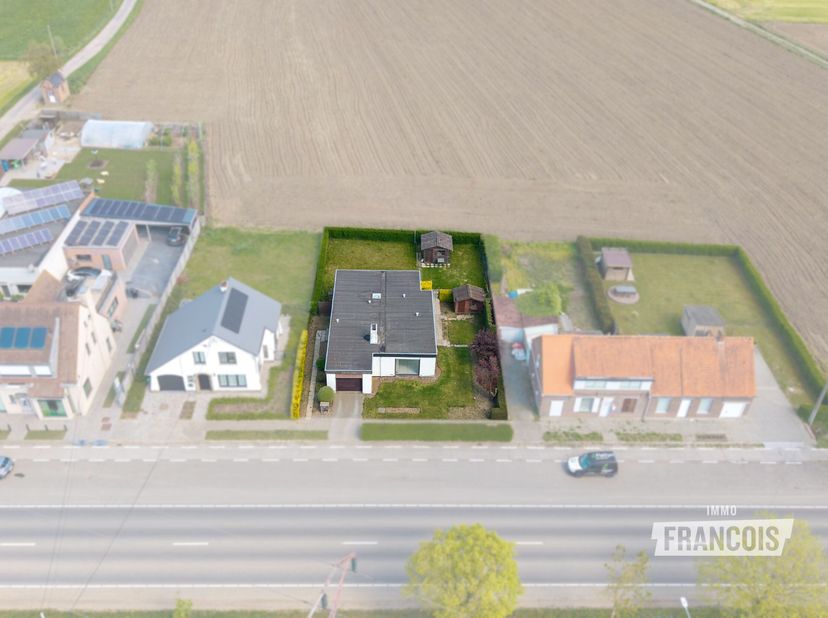 Découvrez cette maison à vendre le long de la Diksmuidseweg à Boezinge, une opportunité unique pour qui recherche un projet de rénovation ou un terrai
