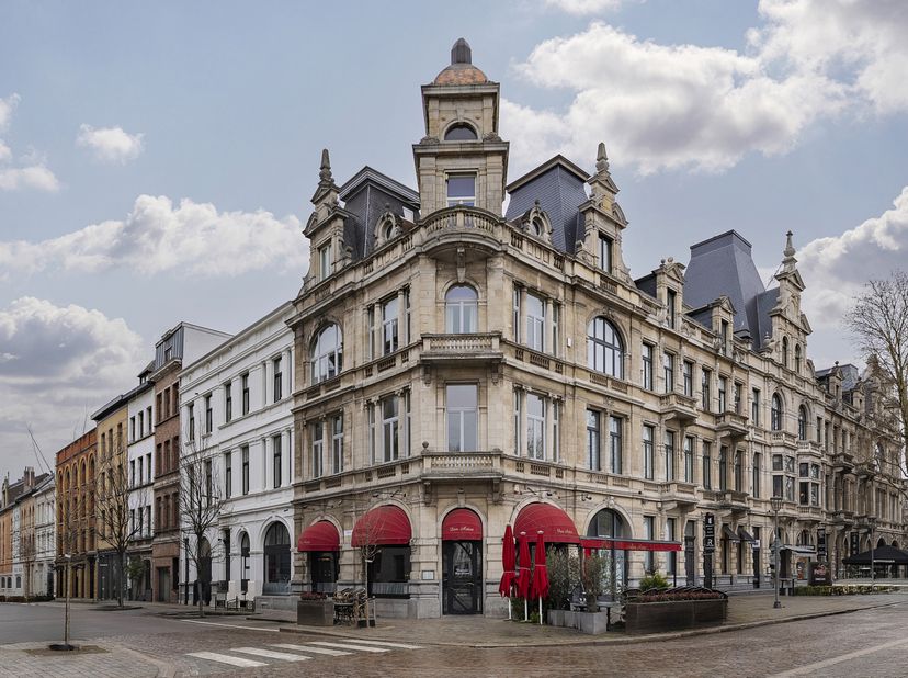 Dans un emplacement exceptionnel, presque emblématique, au cœur de 't Zuid, juste en face du Musée Royal des Beaux-Arts d’Anvers (KMSKA), un immeuble