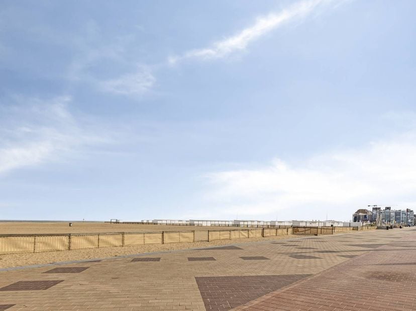 Aan het casino van Knokke vinden we dit appartement met zijdelings zeezicht op de eerste verdieping van de residentie Louise II. Dit appartement met é