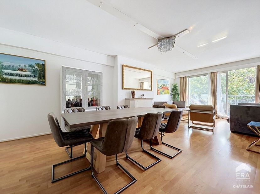 ERA Châtelain presenteert u dit appartement met 3 slaapkamers en twee terrassen, met een EPB-oppervlakte van 107 m².Dit appartement ligt in een gewild