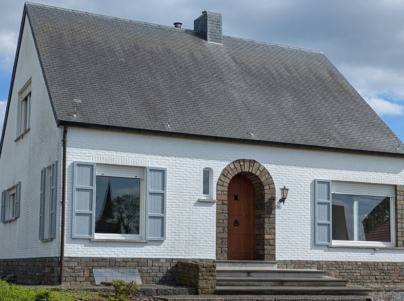 Vrijstaande propere charmante woning met bijhorende tuin en garage te koop op 7.20are. gelegen in rustige straat op 100 m afstand van het dorp. Zeer g