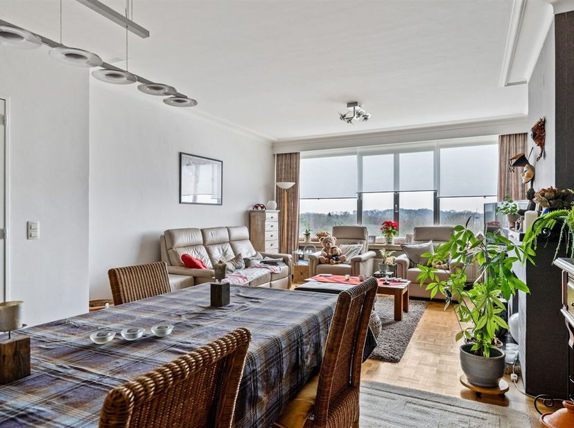 Instapklaar ruim appartement (97m²) met 2 slaapkamers, terras, fietsenstalling en kelderberging op toplocatie in Deurne!<br />
Ligging:<br />
Gelegen