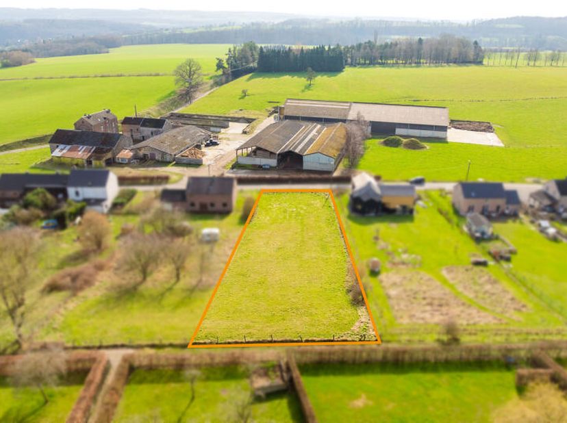 Magnifique parcelle de terrain dune superficie de 1.715m² en zone dhabitat située dans une agréable région. Ce terrain est situé à Comblain-au-Pont, r