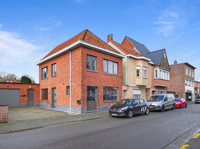 Deze centraal gelegen halfopen bebouwing in Moerbeke biedt ruimte, comfort en functionaliteit op een uitstekende locatie. De woning is praktisch inged