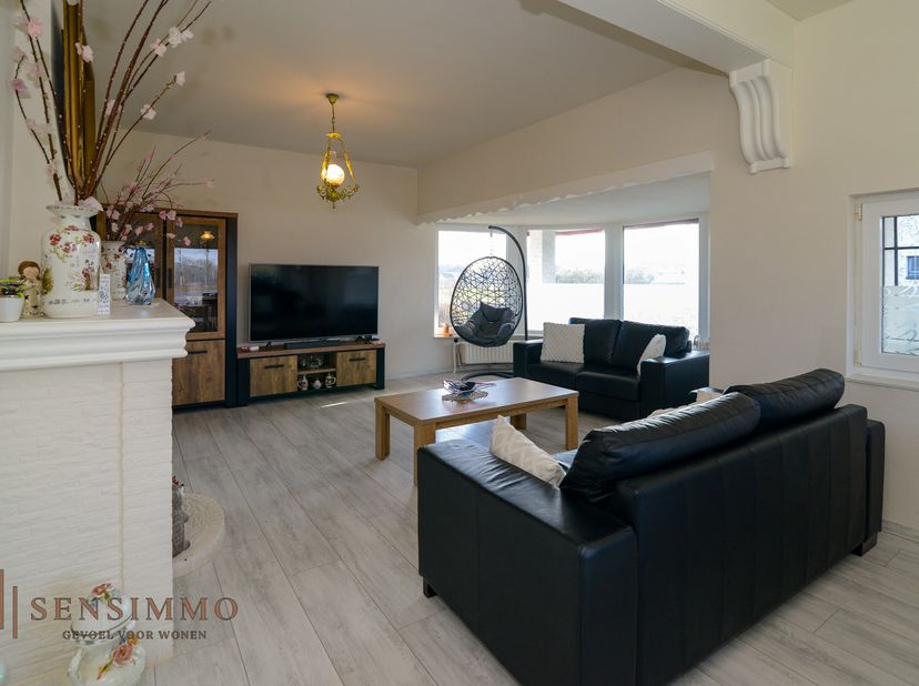 Langs de Rijksweg te Maasmechelen bevindt zich deze charmante vrijstaande woning met een uniek rieten dak en een landelijke uitstraling. De woning gen