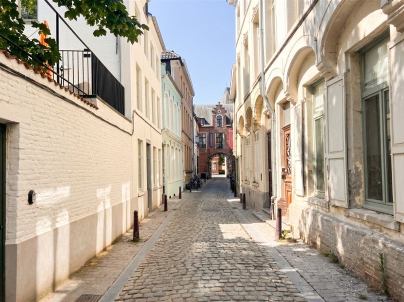Quelques chambres se libèrent dans cette maison d'étudiants bien entretenue pour l'année académique 2026-2027 ! Cette chambre confortable avec son pro