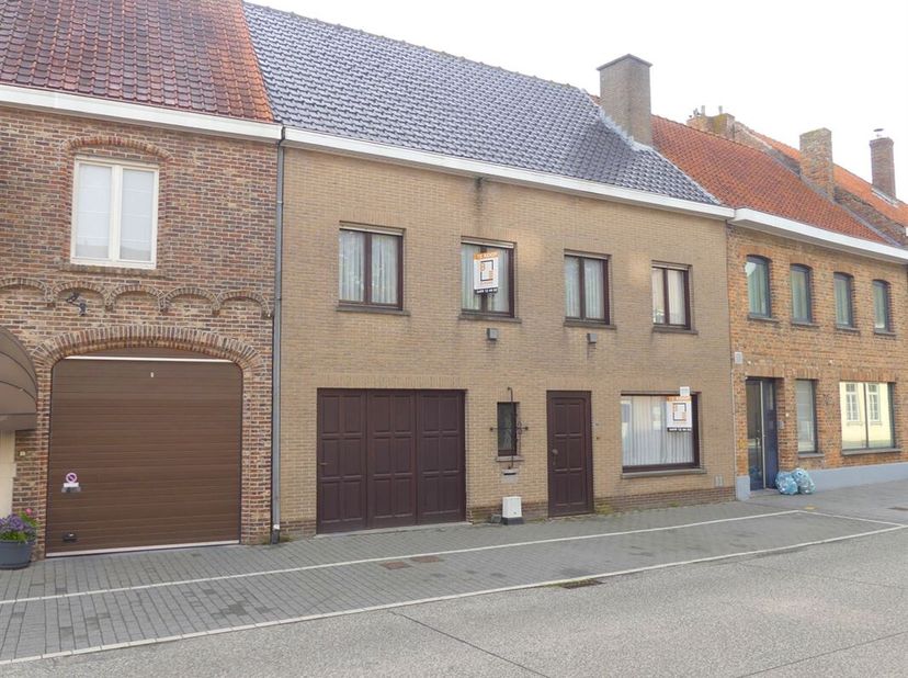 In de dorpskern van Keiem, deelgemeente van Diksmuide, situeert zich deze ruime solide woning met heel wat potentieel. <br />
Deze gesloten bebouwing,