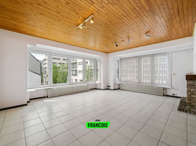 Dans la tranquille Oesterbankstraat, nous retrouvons ce bel appartement entretenu au troisième étage, idéalement situé à proximité des commerces, des