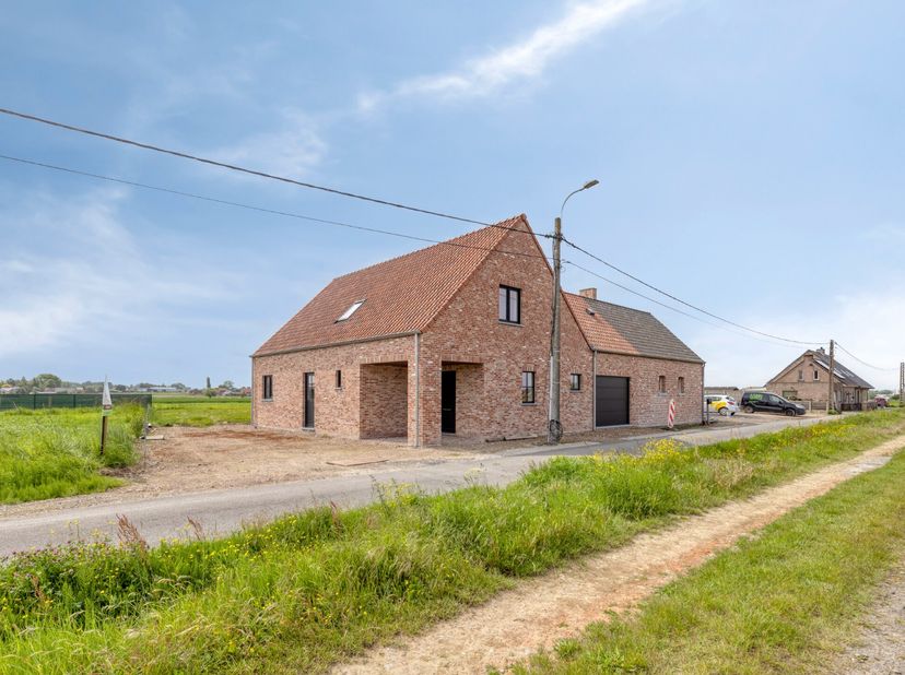 In de Zuid-Torhoutstraat te Houthulst bieden wij u deze kwalitatieve nieuwbouwwoning aan, gelegen in een rustige en landelijke omgeving. Hier geniet u