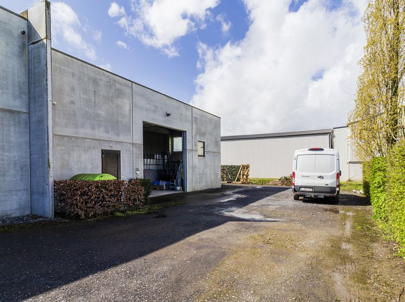 Tout proche de l'E411 et de toutes les facilités, bel espace de stockage/atelier disponible dans un beau bâtiment récent. L'entrepôt offre une surface
