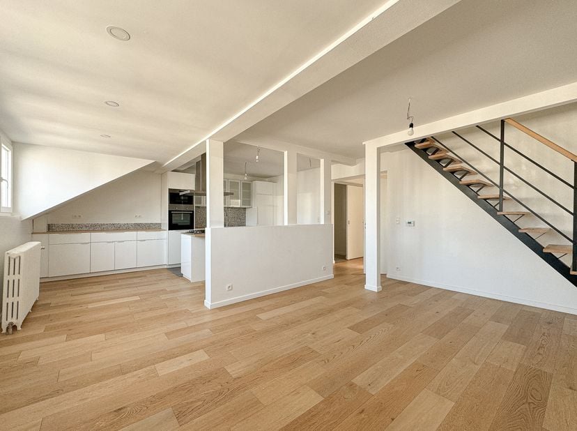 BRUGMANN : Ideaal gelegen vlak bij het Brugmannplein, prachtige duplex penthouse op de 3de verdieping zonder lift, bestaande uit een inkomhal met vest
