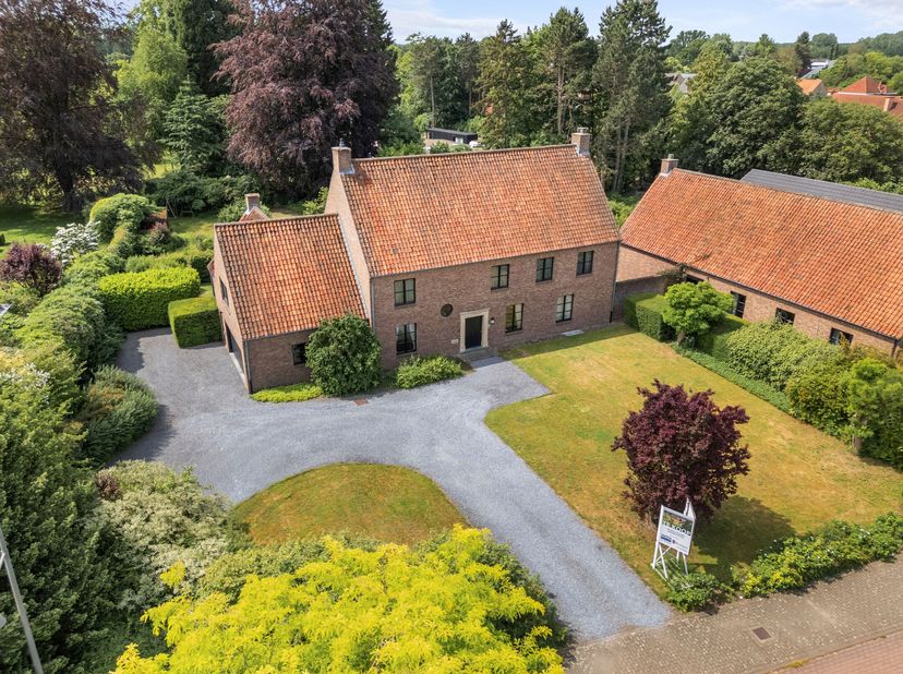 Deze stijlvolle villa gelegen in Kermt, Hasselt biedt uitzonderlijk veel ruimte en comfort. Met een bewoonbare oppervlakte van 529 m², verdeeld over 6