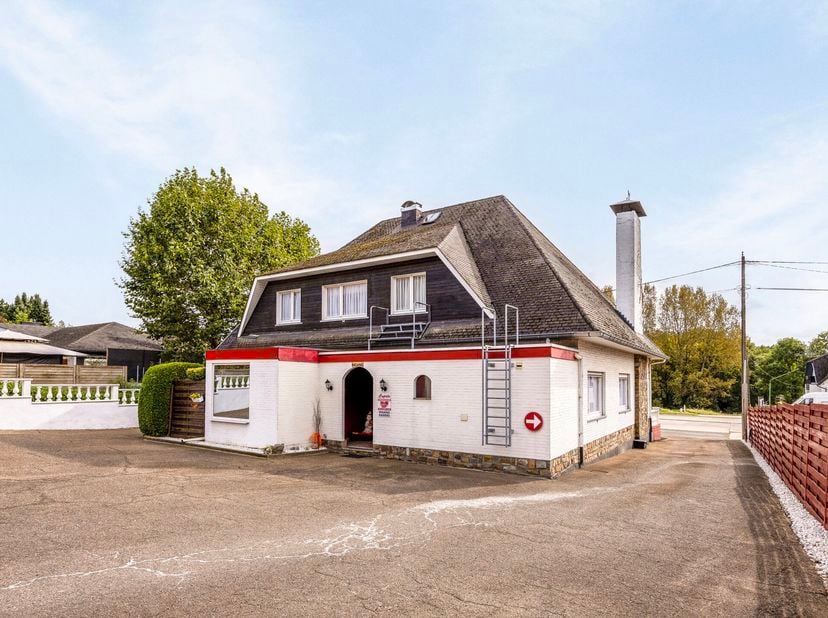 WONING MET 9 KAMERS en 9 BADKAMERS<br />
Aan de Staatsbaan 89 te Bekkevoort ligt deze ruime en veelzijdige eigendom met 9 kamers en 9 slaapkamers, gel