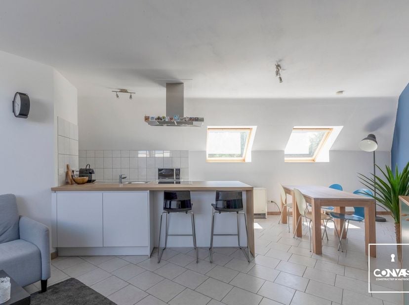In deze kleinschalige residentie (4 units, beheer door mede-eigenaar=géén syndicus kost, geen lift) langs het water verschuilt dit gezellige instapkla