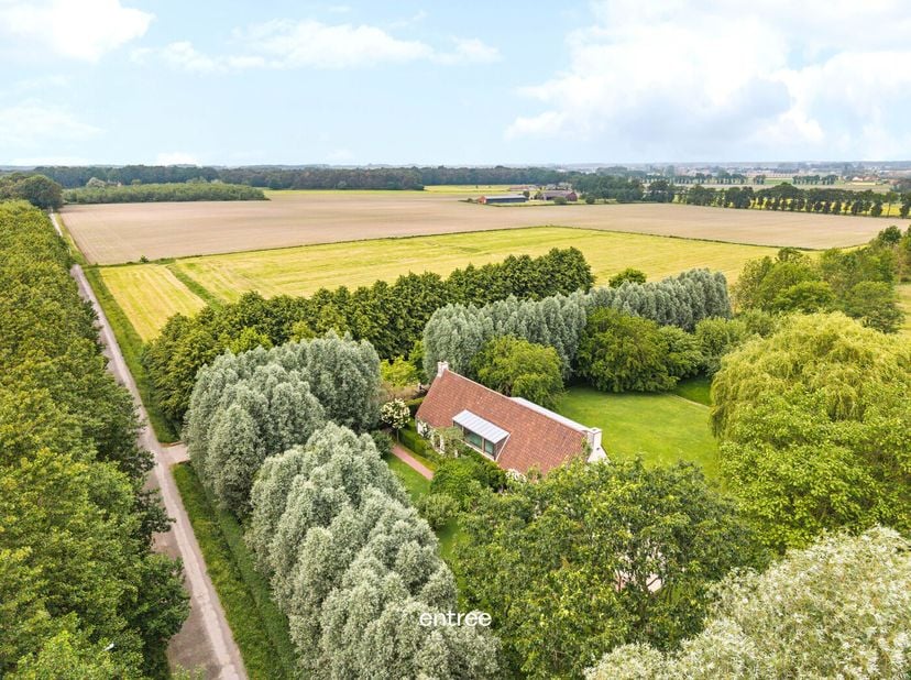 Sommige eigendommen zijn moeilijk te omschrijven omdat ze veel meer bieden dan enkel vier muren en een dak. Deze uitzonderlijke villa is daar het perf