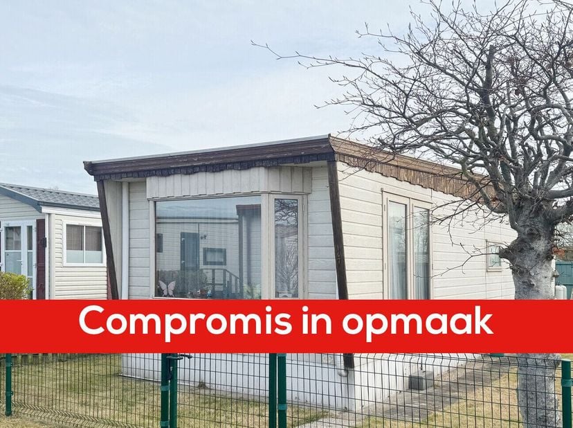 Ruime grond met daarop een goed onderhouden chalet en bijhorende parking in het vakantiedomein Polderpark, rustig domein op 800m van de zee en het str