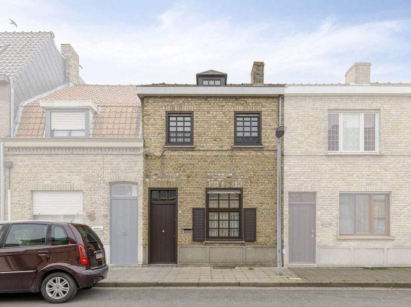 Maison de 3 chambres avec jardin orienté au sud à vendre à Furnes. La maison est située dans l'Ollevierslaan, à quelques pas du marché, des commerces,