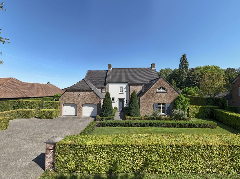Exclusieve, luxueus afgewerkte villa op toplocatie nabij de Nederlandse grens<br />
Deze uitzonderlijk ruime en perfect onderhouden villa (bouwjaar 20