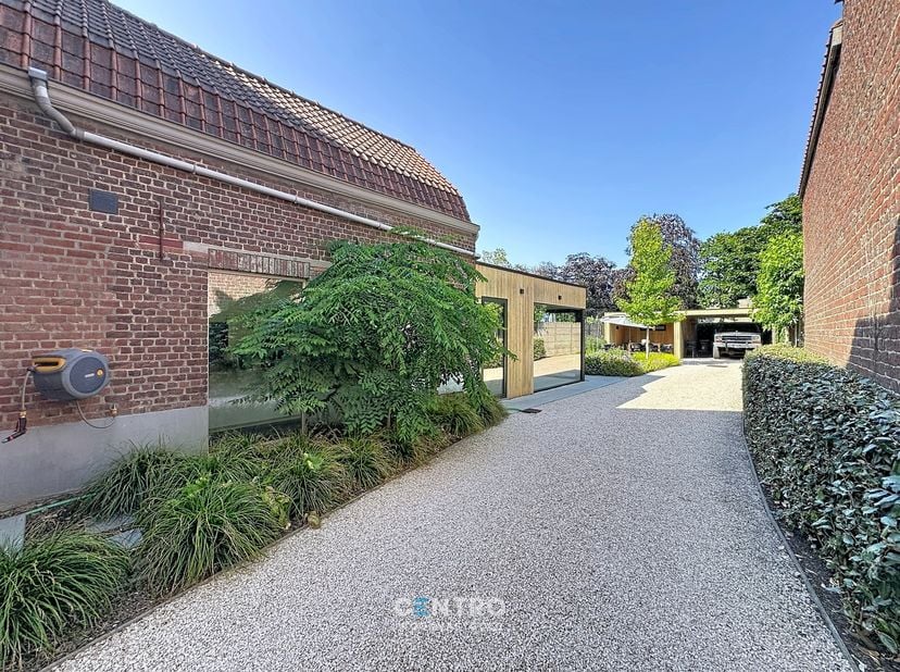SMAAKVOL gerenoveerde burgerwoning met karaktervolle uitstraling met 4 slaapkamers, carport en zonnige tuin in hartje Tielt.<br />
<br />
Op een centr