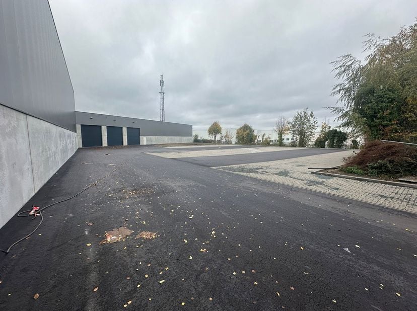 Bâtiment commercial haut de gamme avec entrepôt et bureaux à louer – Boomsesteenweg 50, Aartselaar<br />
Emplacement de premier ordre sur la Boomseste