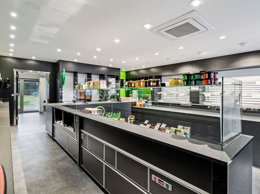 Ligging: Deze opbrengsteigendom is gelegen op de lage kaart, op een centrale locatie, met alle voorzieningen op wandelafstand. <br />
Beschrijving: Vi