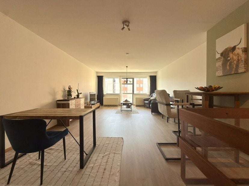 Situé au deuxième et troisième étage de cette résidence, vous trouverez ce lumineux appartement en duplex.<br />
Vous entrez par le hall d'entrée au t