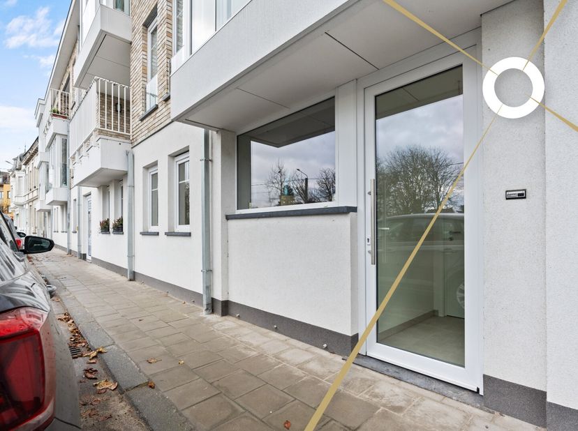 Dit gelijkvloers nieuwbouwappartement in Residentie Noordpoort op wandelafstand (500m) van hartje Diksmuide bestaat uit een inkomhal met gastentoilet,