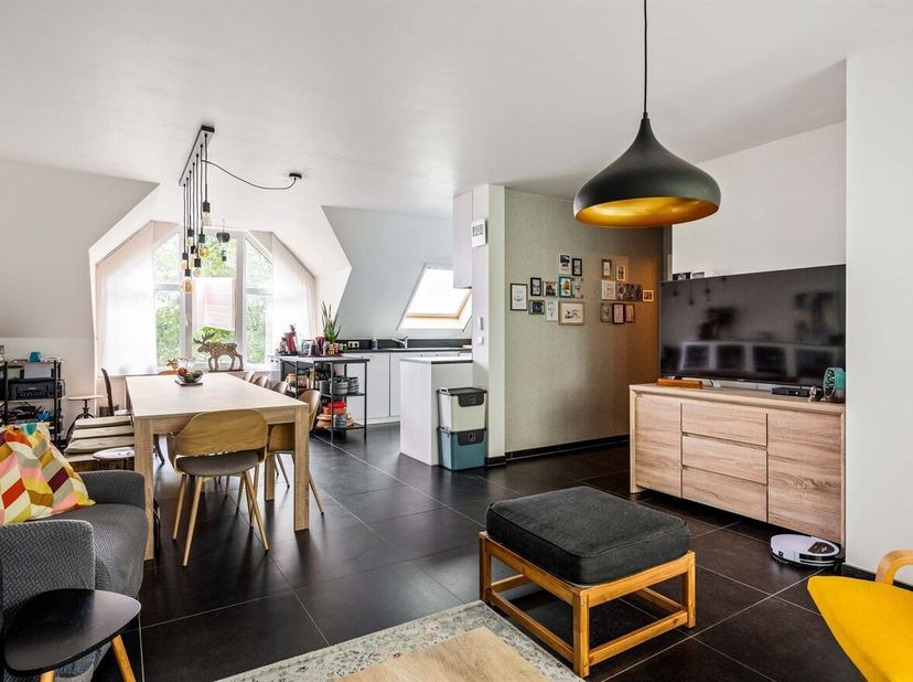 Dit appartementsgebouw, gebouwd in 2006, werd door de jaren heen perfect onderhouden. Gelegen in een autoluw en doodlopende straat geniet deze woning