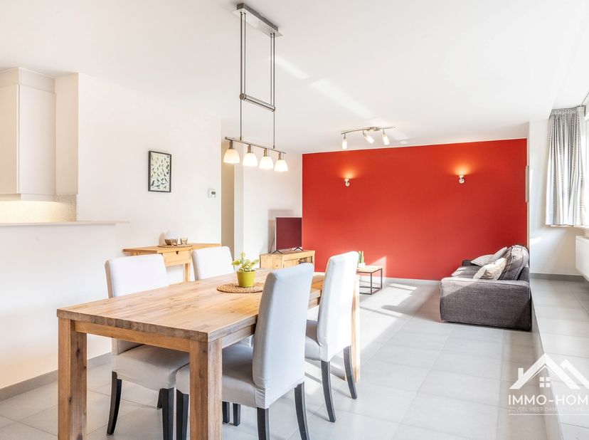 Dit moderne appartement neemt de volledige eerste verdieping van het gebouw in, en bereik je via zowel lift als trap. Je komt in je eigen centrale ink