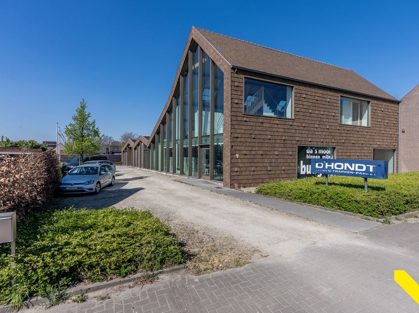 Commercieel gebouw met veel mogelijkheden en toplocatie! <br />
Zeer gunstig gelegen vlakbij de fly-over van Geel naar Westerlo, vinden we dit veelzij