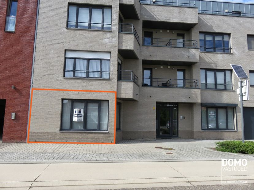 Heeft u interesse? Plan uw bezoek rechtstreeks via onze website www.domovastgoed.be.<br />
<br />
Dit gelijkvloers appartement is gelegen te Kermt en