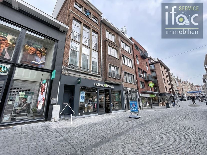 Geweldig gelegen studio met eigen keuken en sanitair in het centrum van Leuven te koop. De studio ligt op korte afstand van alle winkels, scholen, sup