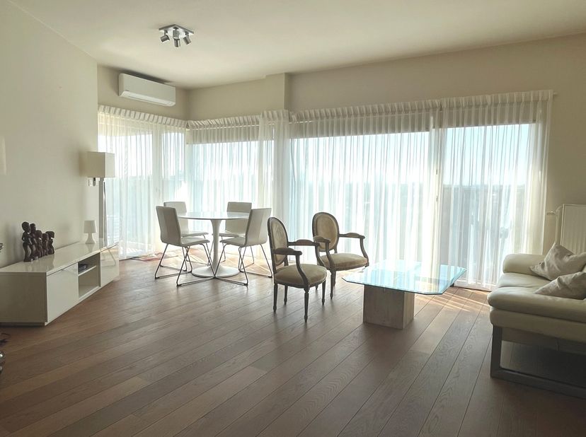 Élégant appartement de 2 chambres avec terrasse (50m2) sur le toit exclusive, petite terrasse attenante au salon et place de parking souterraine<br />