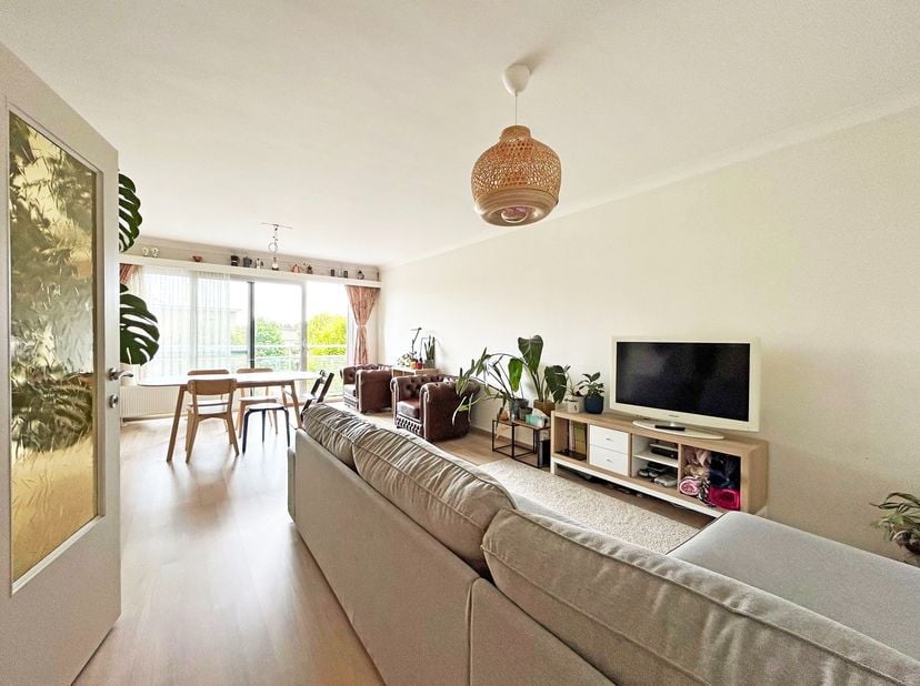 Het appartement is gelegen op de tweede verdieping van een kleinschalig gebouw, op een centrale doch rustige locatie in Wommelgem. Dankzij de nabijhei